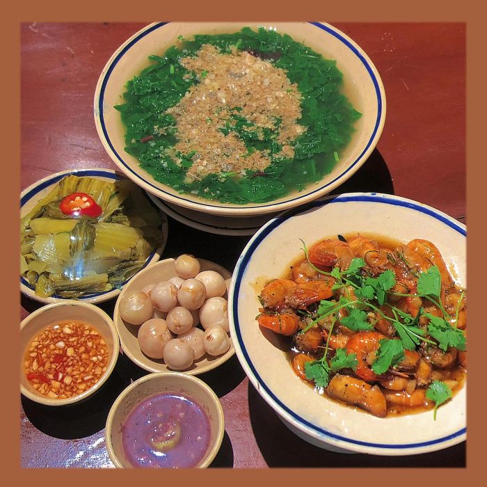 Niêu cơm vàng giòn thơm ngon đặc trưng của Ông Trần Restaurant