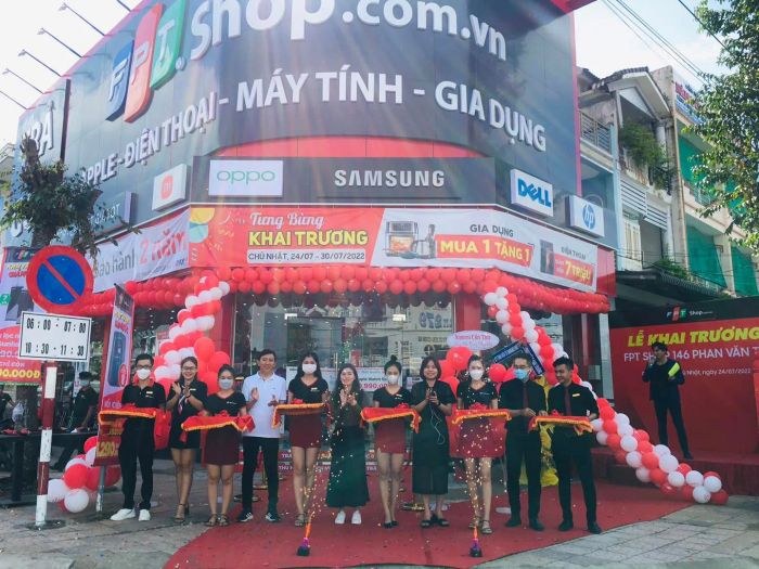 Không gian trưng bày sản phẩm công nghệ hiện đại tại FPT Shop