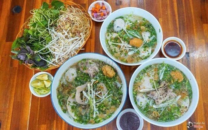 Tô bún mọc Tư Ròm thơm ngon với nước dùng trong vắt, mọc giò sóng sánh và đầy đủ topping hấp dẫn