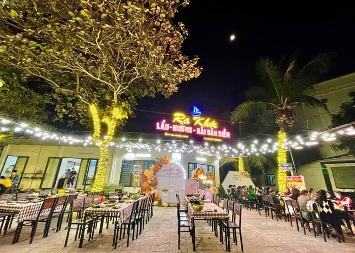 Nhà Hàng Ra Khơi ảnh 1 - Góc nhìn toàn cảnh không gian kiến trúc trắng tinh khôi giữa khu vườn xanh mát