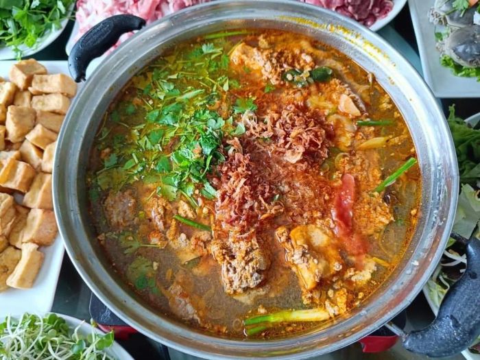Lẩu riêu cua bốc khói nghi ngút