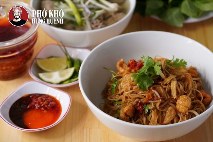 Phở Khô Hưng Huỳnh - Khoảnh khắc đầu tiên về món phở hai tô độc đáo