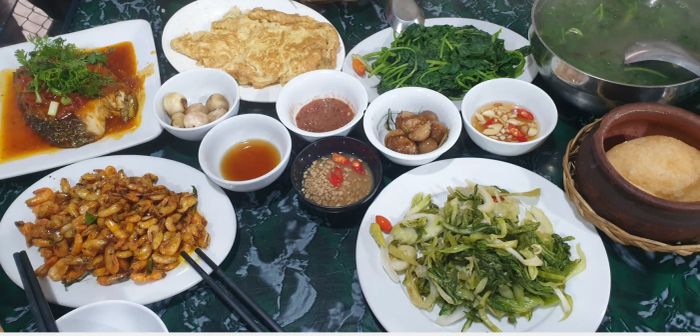 Hình ảnh đặc trưng về món cơm niêu vàng giòn tại Quán Cơm Niêu
