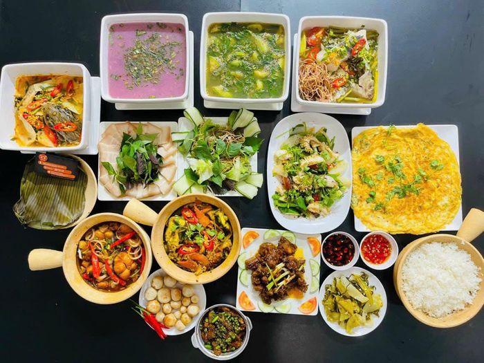 Không gian và món ăn tại Nhà Hàng Kin Kin Hải Sản ảnh 2