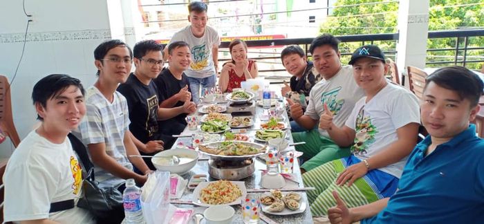 Hình ảnh 2: Bàn tiệc hải sản tươi sống, trình bày đẹp mắt tại Hoa Biển