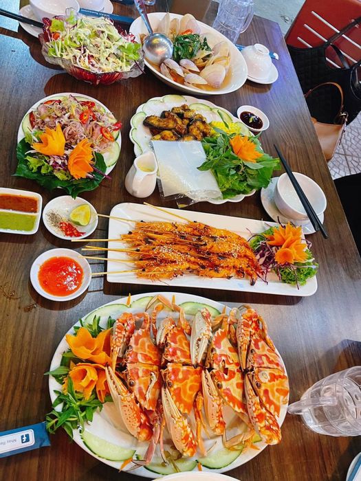 NHẢY Restaurant ảnh 2 - Góc nhìn nghệ thuật về không gian sang trọng, nơi ẩm thực hải sản trở thành trải nghiệm đáng nhớ.