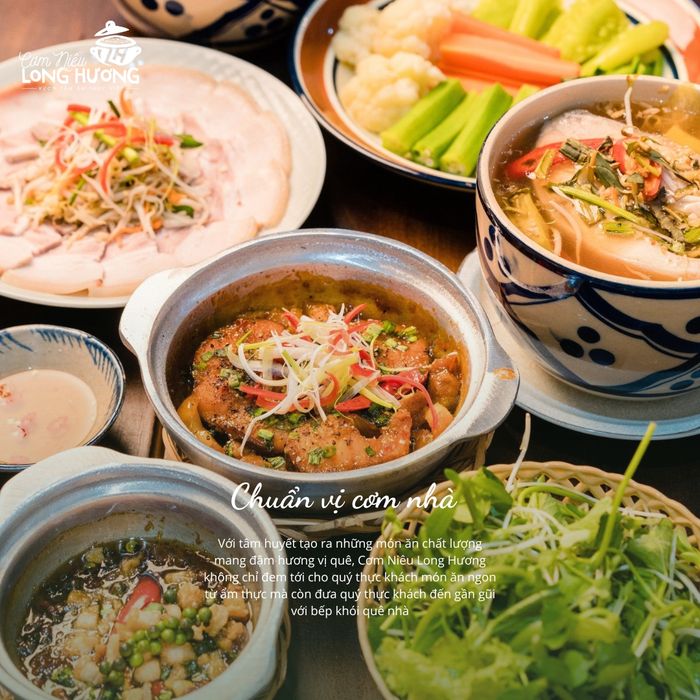 Không gian ấm cúng và món ngon đặc trưng tại Cơm Niêu Long Hương
