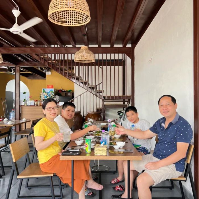 Khách thưởng thức bữa ăn tại nhà hàng (Ảnh 3)