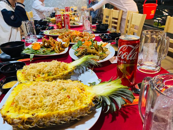 Không gian ấm cúng và món ngon đặc trưng tại Ẩm Thực 689