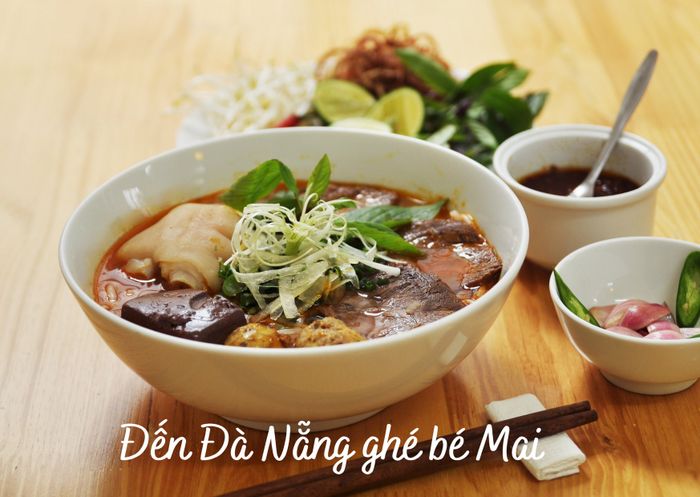 Hình ảnh tô bún bò Huế đậm đà tại Bé Mai