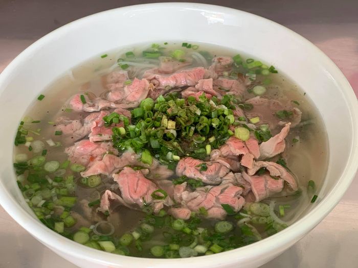 Hình ảnh tô bún quậy đầy màu sắc với hải sản tươi ngon tại Đà Nẵng