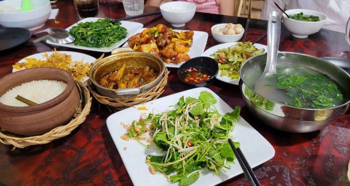 Không gian ấm cúng tại Quán Cơm Niêu