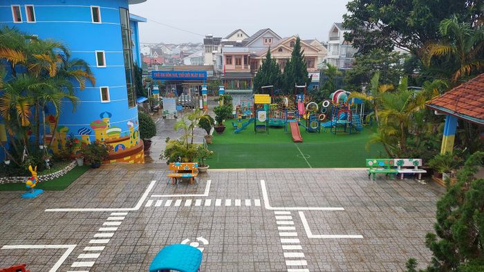 Khuôn viên xanh mát với khu vui chơi sáng tạo tại Trường Mầm Non 12