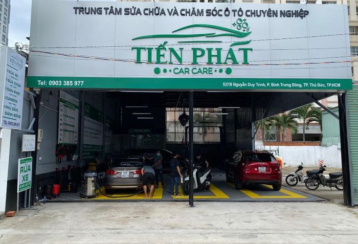 Hình ảnh thực tế quy trình phủ Ceramic chuyên nghiệp tại Tiến Phát Car Care