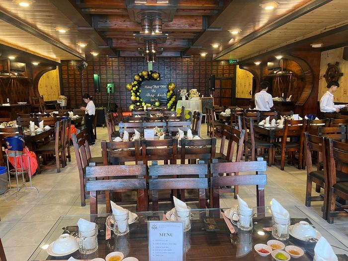 Nhà hàng Hầm rượu Sài Gòn Xưa - Không gian sang trọng - ảnh 2