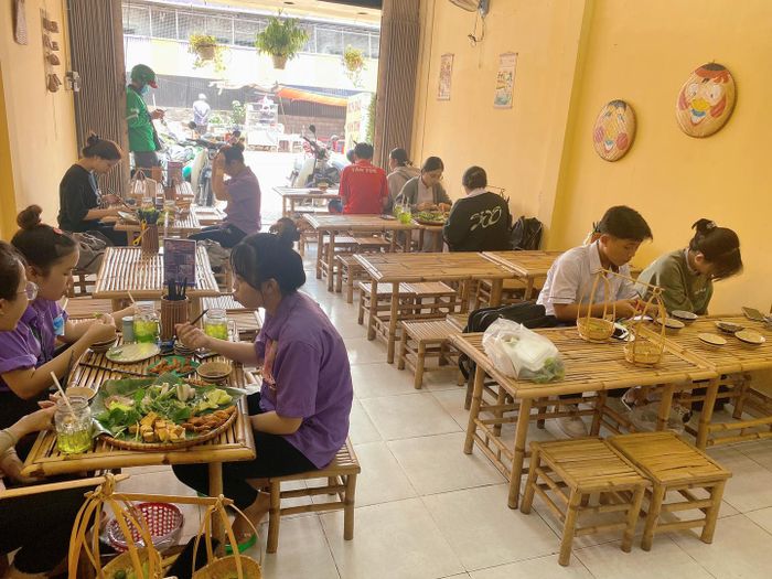 Khách thưởng thức bữa ăn tại quán - ảnh minh họa