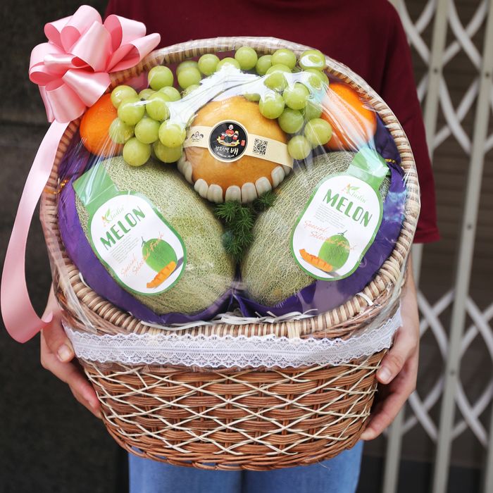 Không gian sang trọng và sản phẩm tại T Fruit