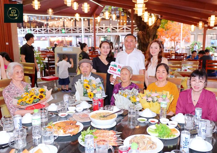 Khách đặt tiệc tại nhà hàng, không gian hoàn hảo cho những buổi họp mặt (Ảnh 3)