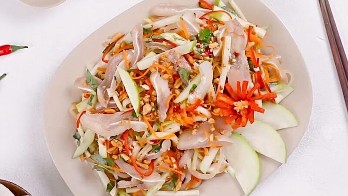 Hình ảnh gỏi ổi trộn tai heo bắt mắt
