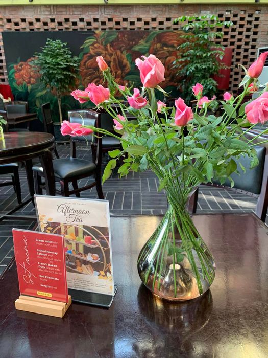 Nhà hàng La Salsa sở hữu không gian sang trọng, hòa quyện giữa nét cổ điển và hiện đại, tạo nên một môi trường lý tưởng cho những bữa tiệc đẳng cấp.