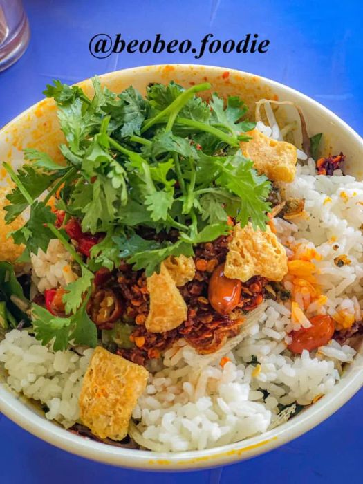 Hình ảnh tô cơm hến Dì Anh đầy ắp nguyên liệu tươi ngon