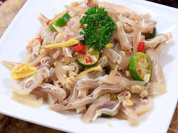 Hình ảnh tai heo ngâm sả tắc vàng ươm hấp dẫn