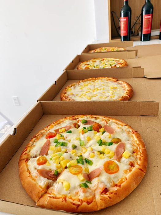 Hình ảnh không gian ấm cúng và những món ăn Ý hấp dẫn tại Pizza BOX