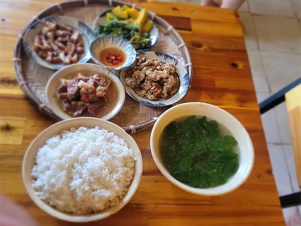 Bữa Cơm Đậm Đà Hương Vị Tại Cơm Nhà Quy Nhơn, Bình Định