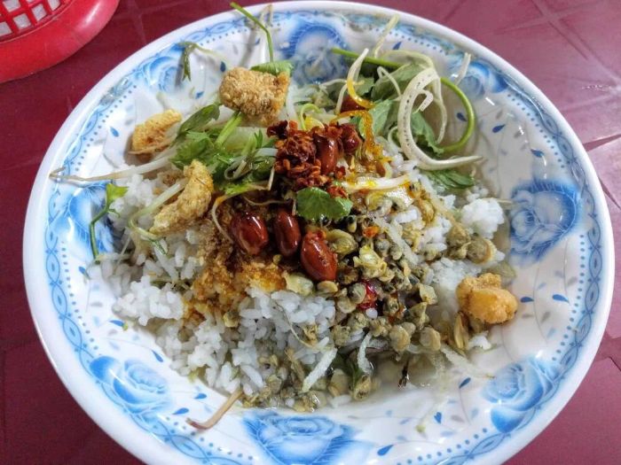 Góc ảnh chân thực về tô cơm hến Đập Đá đầy màu sắc