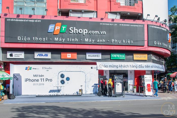 Khu trưng bày sản phẩm công nghệ tại FPT Shop