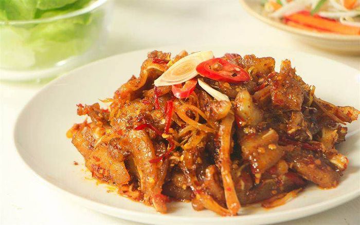 Hình ảnh món tai heo xào sả ớt vàng ươm hấp dẫn
