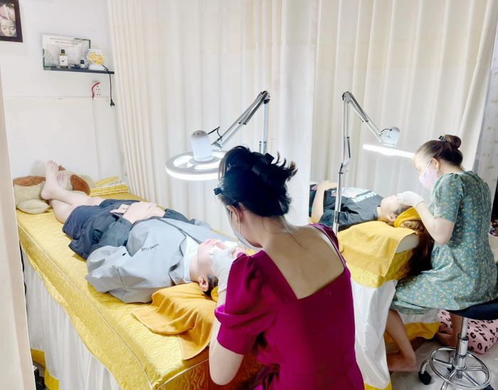 Hình ảnh quy trình điều trị chuyên nghiệp tại Roo'ra Facial Spa