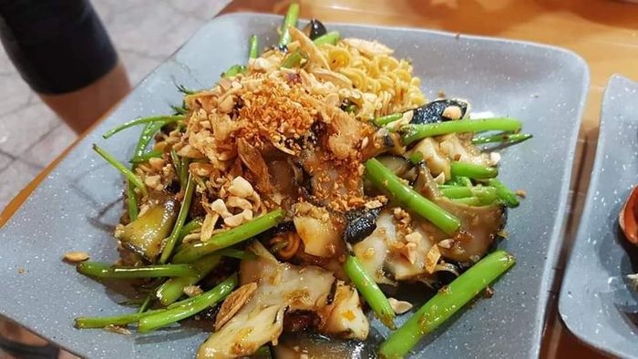 Ốc móng tay xào rau muống giòn tan - Ảnh 2