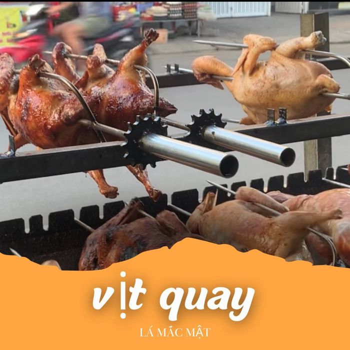 Món vịt quay vàng ươm hấp dẫn tại Vịt Quay Chánh Thuần
