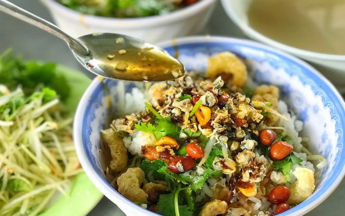Hình ảnh tô cơm hến Bé Liêm bắt mắt với đầy đủ topping tươi ngon