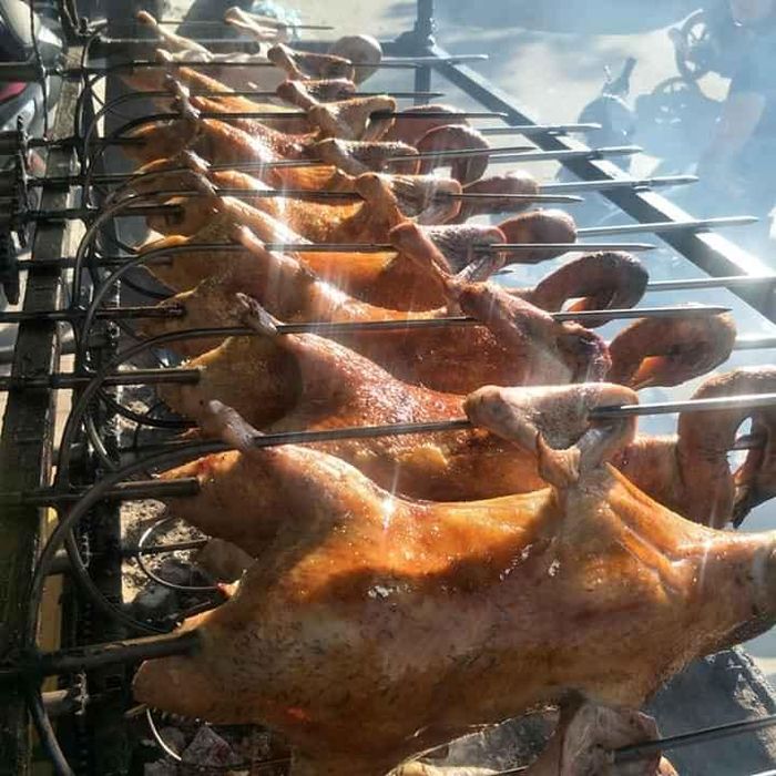 Không gian ấm cúng và thực đơn đa dạng tại Vịt quay Tuấn Tú
