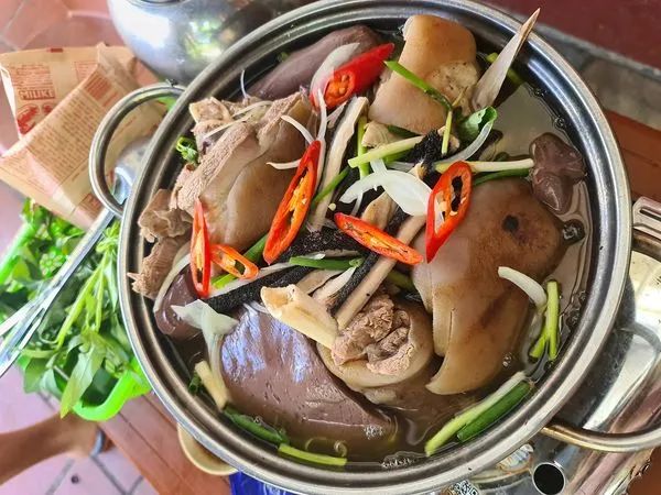 Không gian ấm cúng và món dê nướng hấp dẫn tại Năm Dê - Ảnh 3