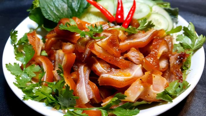 Hình ảnh thành phẩm tai heo khìa nước dừa hấp dẫn