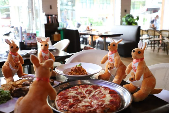 Pizza chuẩn Ý, với lớp vỏ mỏng giòn, nhân đầy đặn, gia vị đậm đà mang đến hương vị tuyệt vời cho mỗi thực khách.