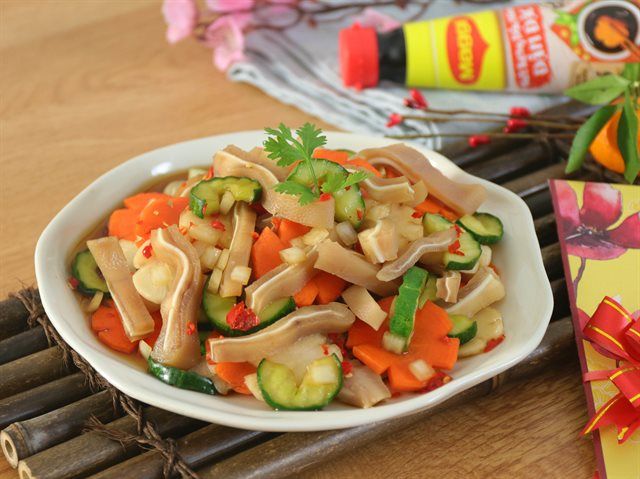 Hình ảnh tai heo ngâm tương chua ngọt bắt mắt