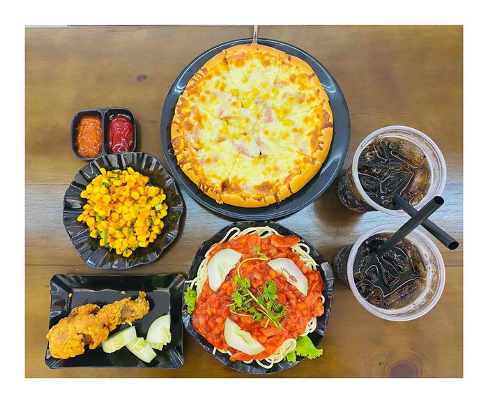 Hình ảnh những chiếc pizza vàng ươm hấp dẫn tại Pizza BOX