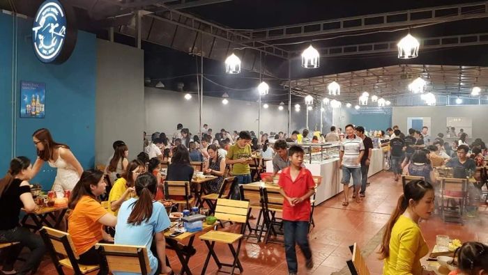 Không gian ấm cúng và món nướng hấp dẫn tại Phố Nướng Tự Chọn Tý Ka - Ảnh 1