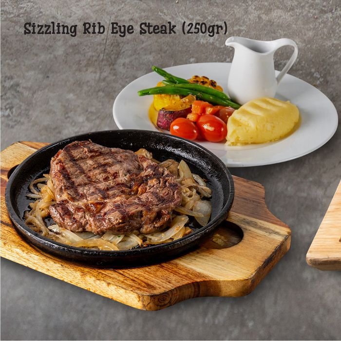 Steak nóng hổi, thơm ngon, được chế biến hoàn hảo với lớp vỏ ngoài se lại, giữ trọn vị ngọt tự nhiên của thịt bên trong, tạo nên một món ăn hấp dẫn khó cưỡng.