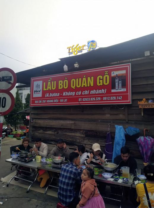 Không gian ấm cúng và món ngon đặc trưng tại Lẩu Bò Quán Gỗ
