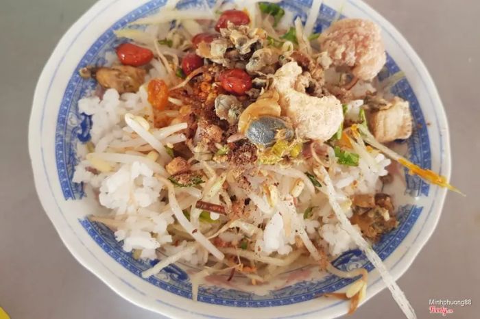 Hình ảnh tô cơm hến Đập Đá đầy màu sắc và hấp dẫn