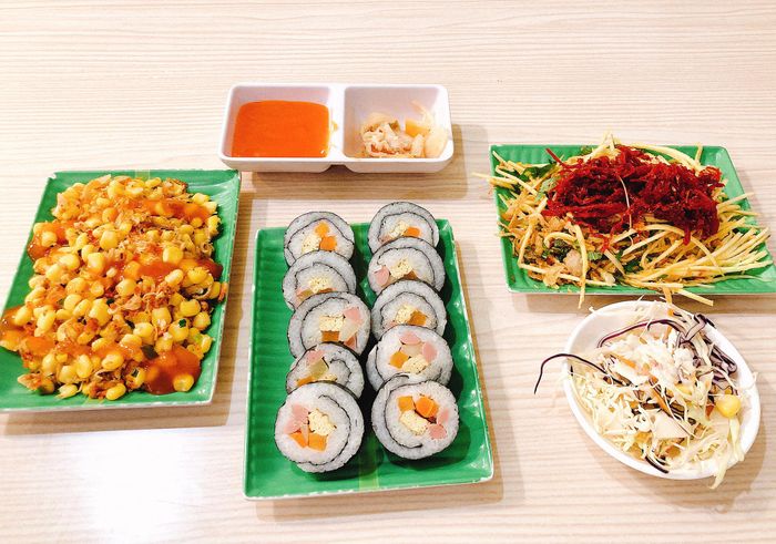 Hình ảnh không gian ấm cúng và món trà sữa đặc trưng tại Môki