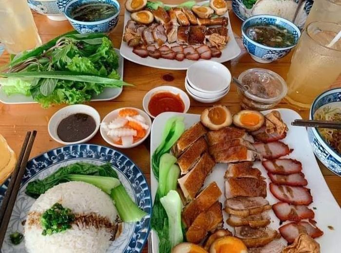 Món vịt quay Quảng Đông vàng ươm hấp dẫn tại Nhị Ký Quán