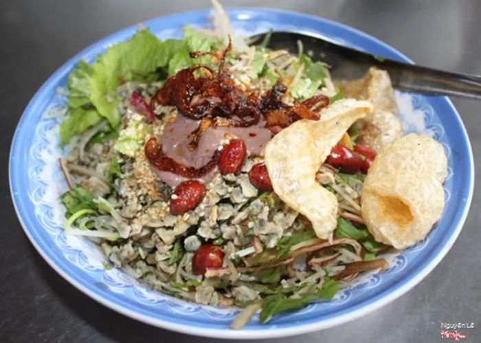 Góc ảnh nghệ thuật về tô cơm hến Bà Cam đầy màu sắc