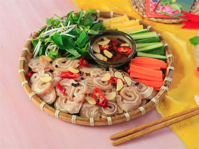 Hình ảnh tai heo cuộn ngâm mắm vàng ươm hấp dẫn