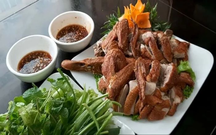 Hình ảnh món vịt nướng vàng ươm hấp dẫn tại Huê Ký 6